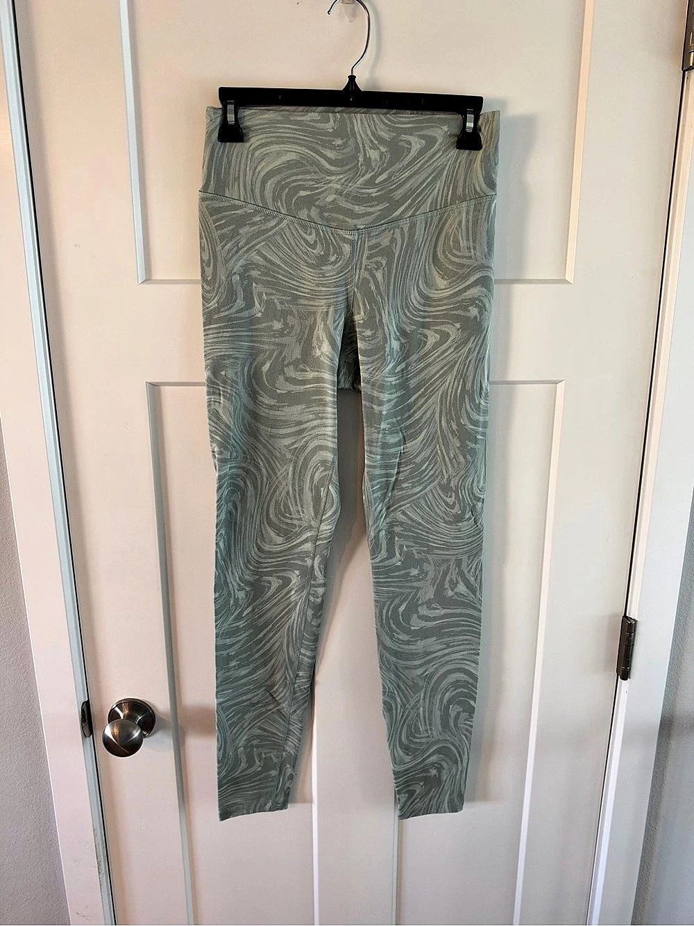 Old Navy Extra High-Waisted PowerChill Leggings Green & White Medium